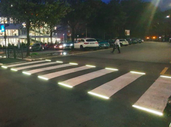 Roma, in viale Isacco Newton arrivano le strisce pedonali luminose