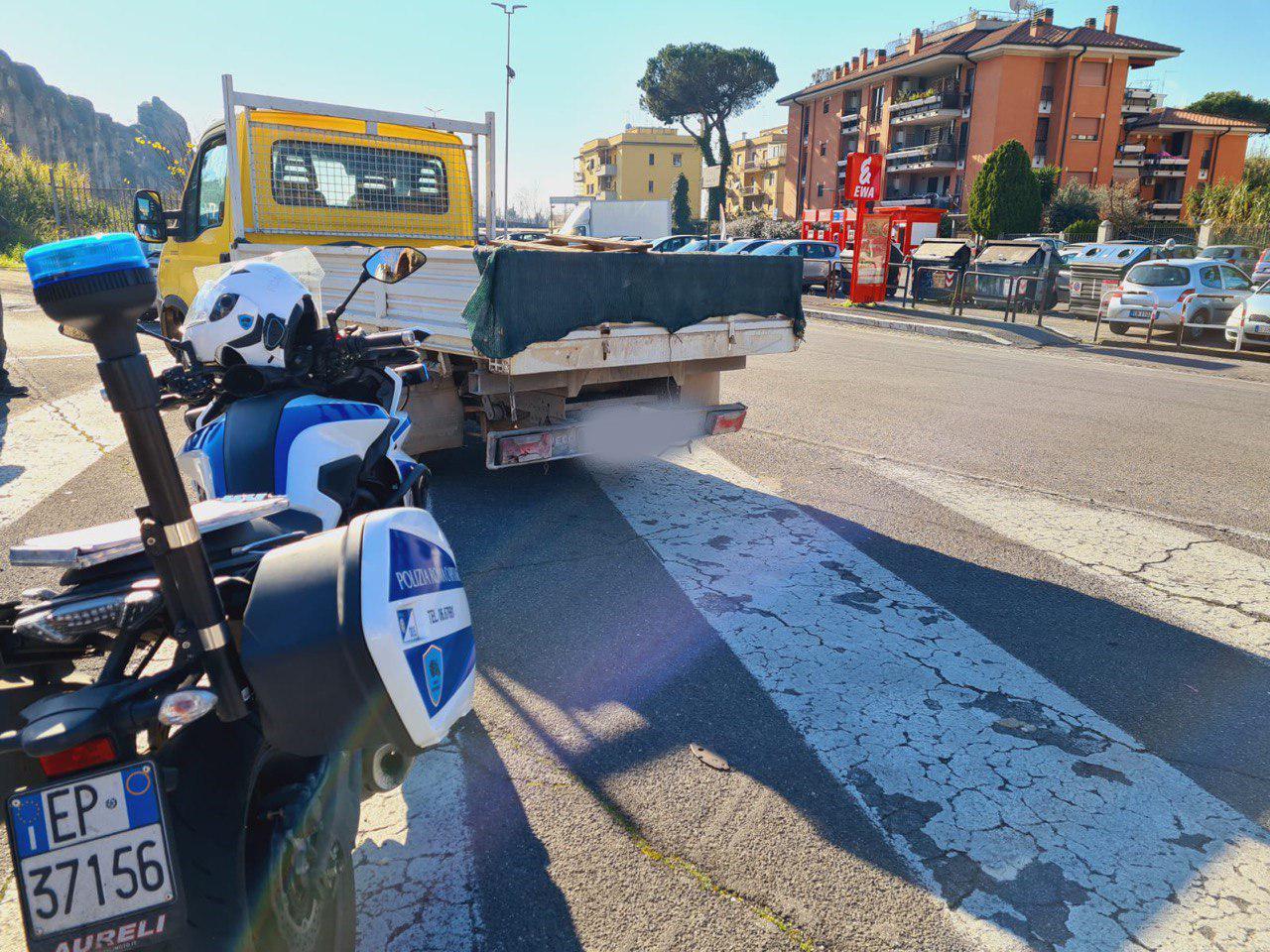 Roma, abbandono e trasporto illecito di rifiuti: 3 denunciati e un multato