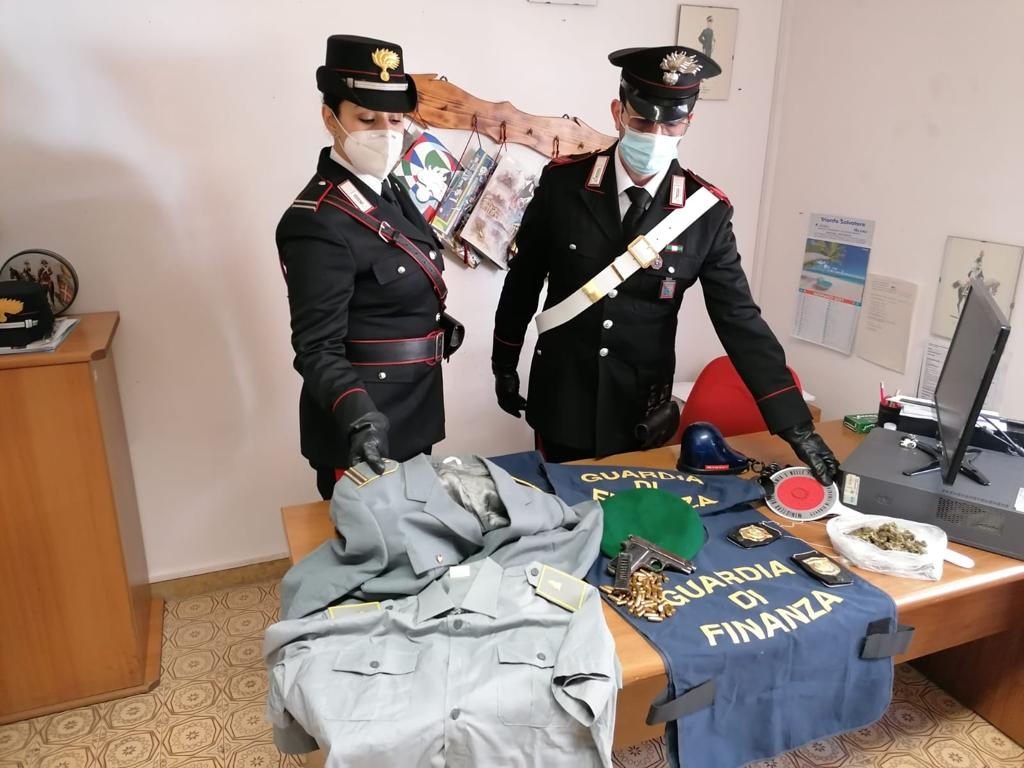 Ladispoli, pistola e uniforme Gdf in casa di un 57enne con precedenti: arrestato