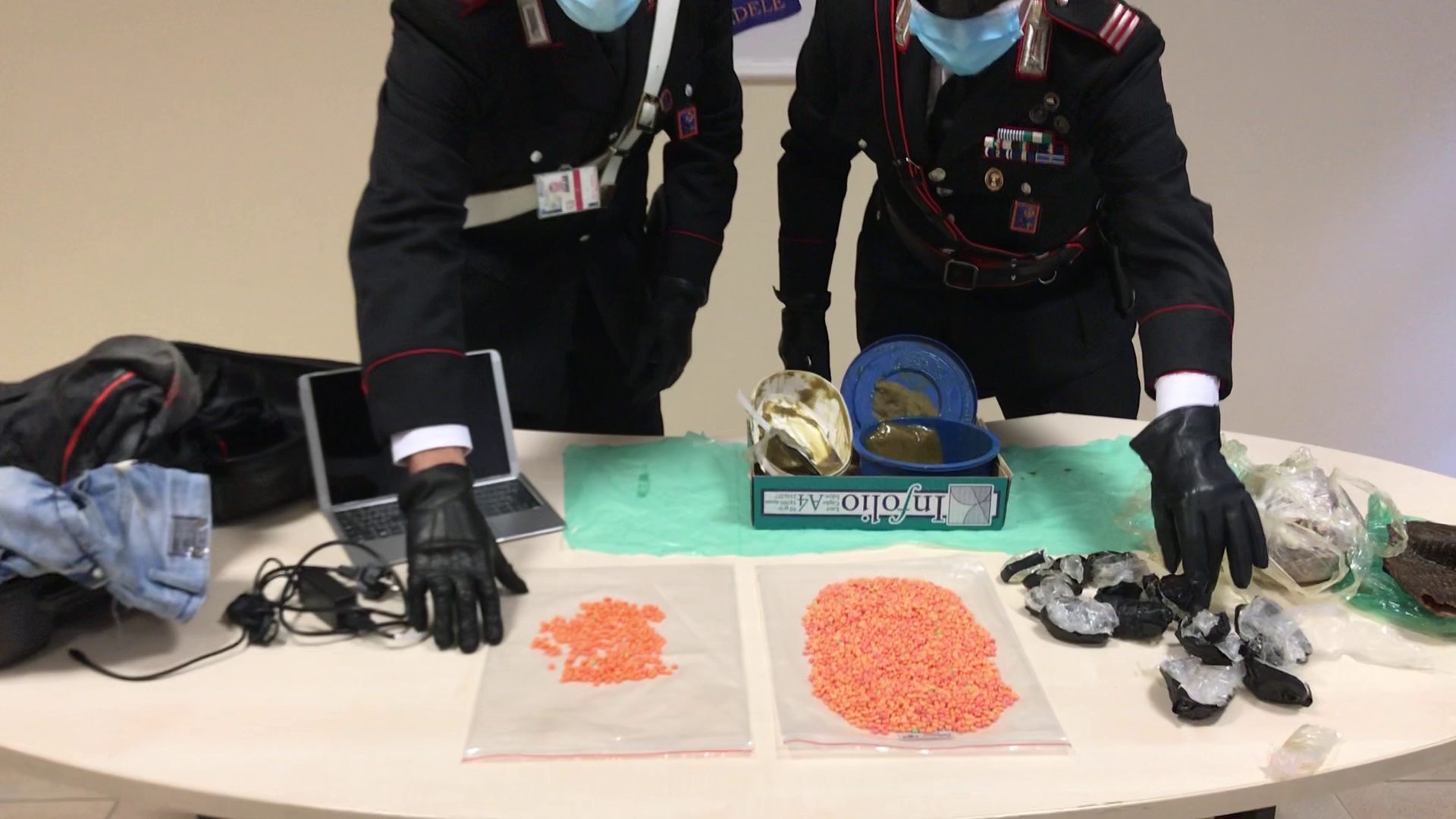 Droga, da Dacca a Roma con 5mila "pasticche della pazzia": arrestati a Fiumicino corrieri di yaba