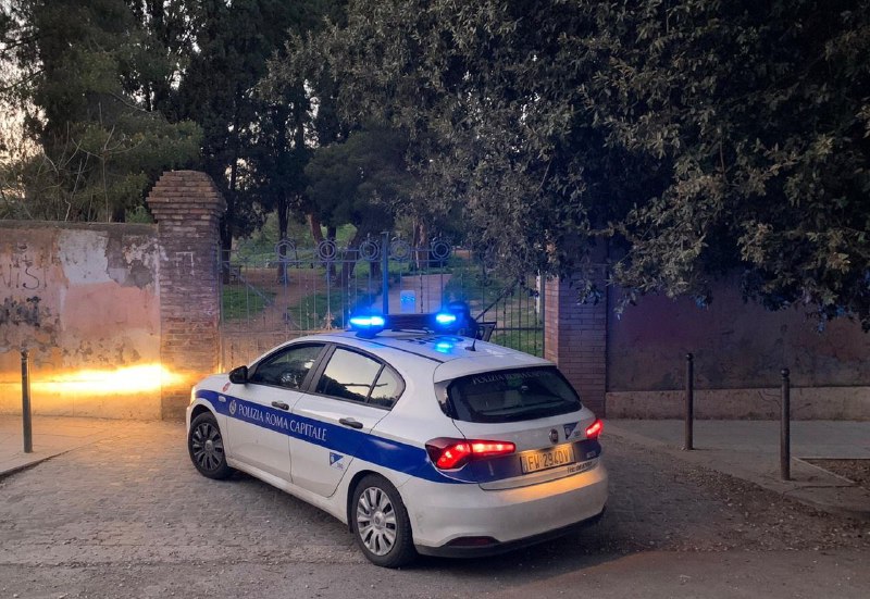 Roma, lanciano fumogeni e incendiano cassonetto: fermati 6 ragazzi