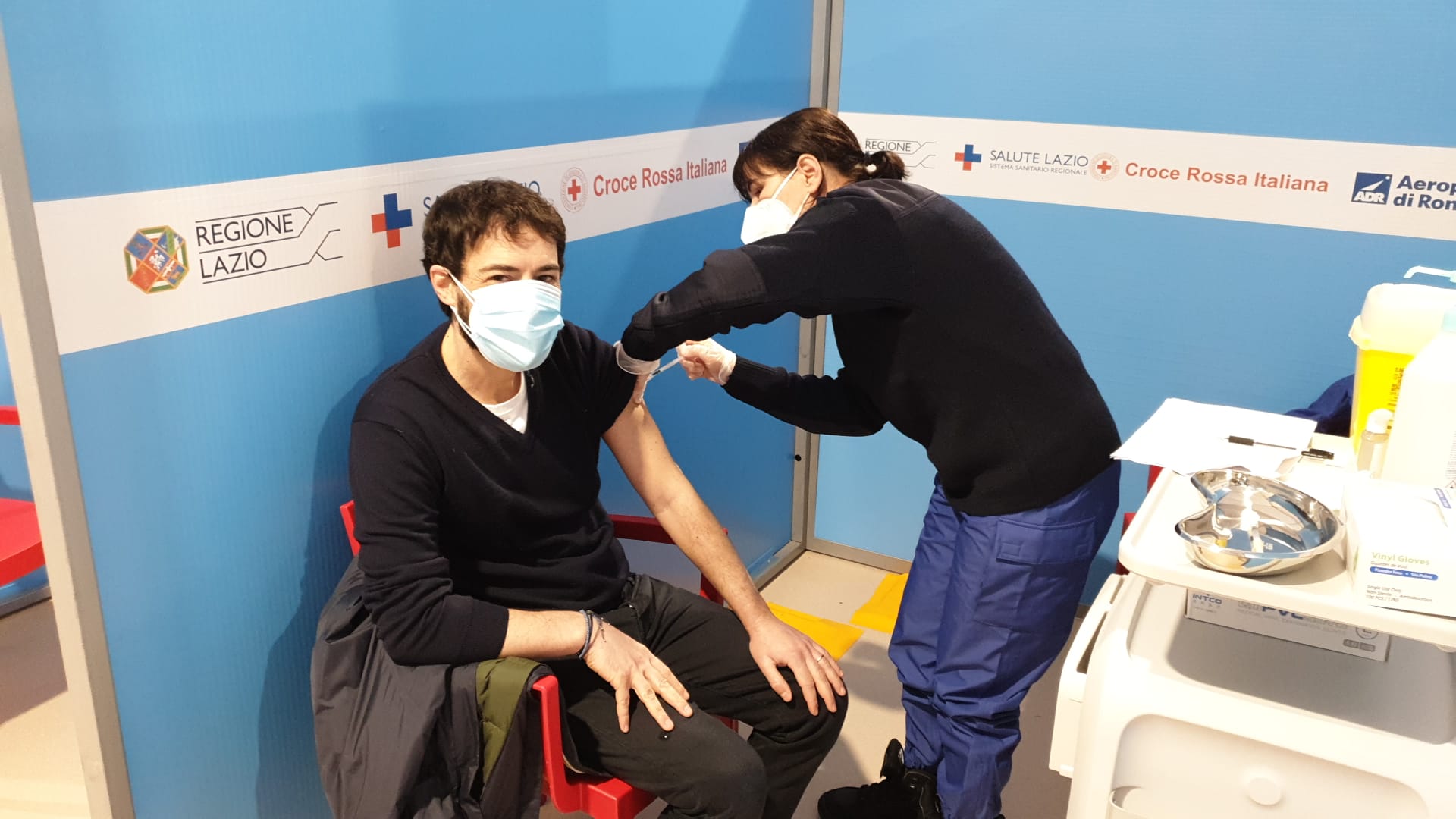 Covid, apre centro vaccinale all'aeroporto di Fiumicino: prima dose vaccino AstraZeneca a un oculista