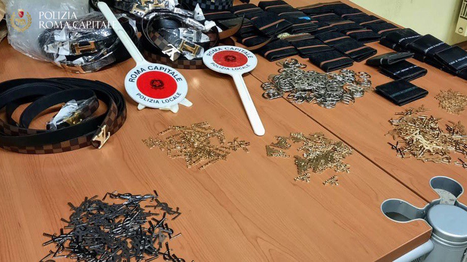 Pigneto, scoperta casa-magazzino con centinaia di capi contraffatti: 4 denunciati