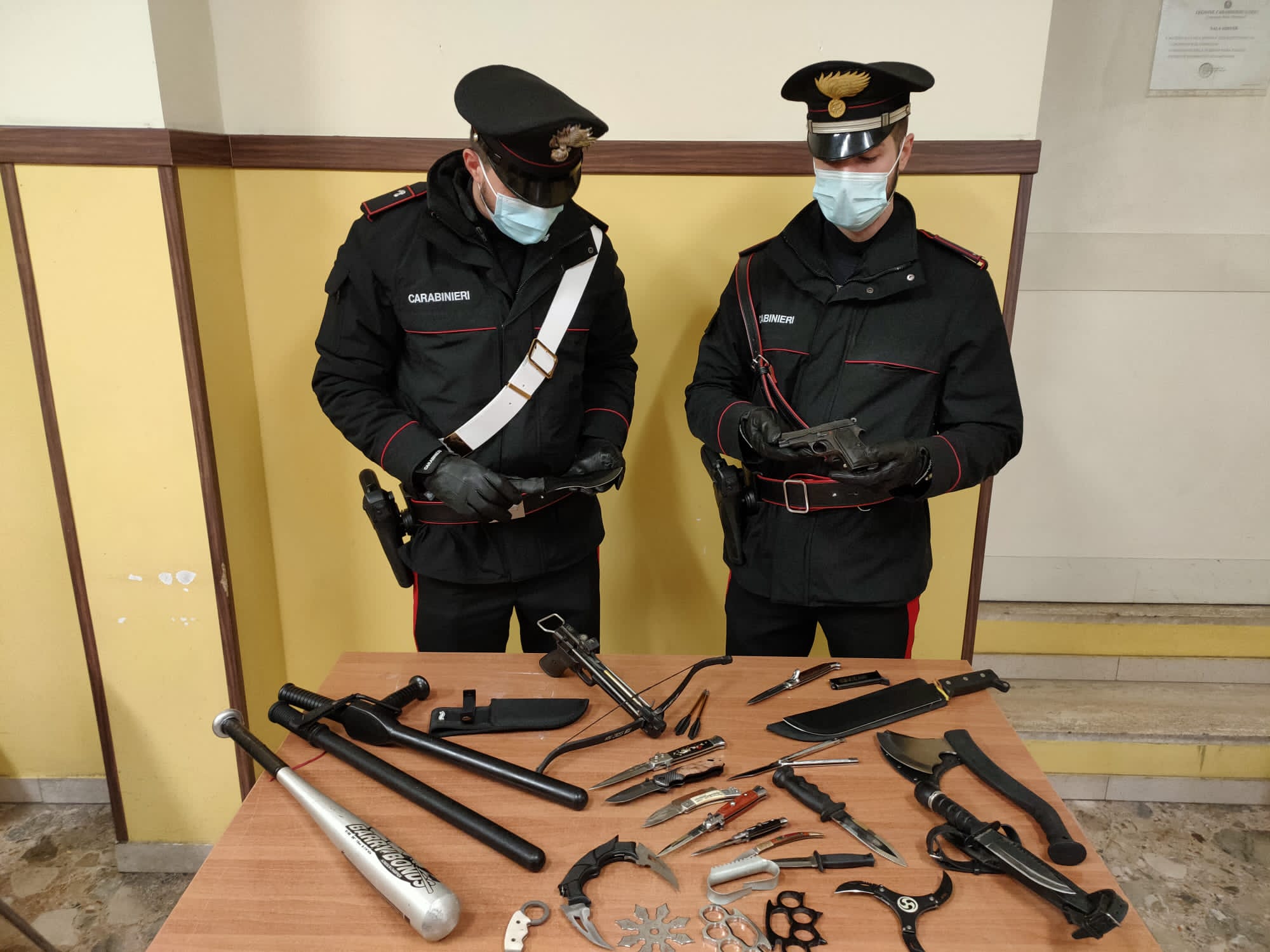 Roma, in strada con una pistola aveva a casa armeria illegale: in manette 34enne