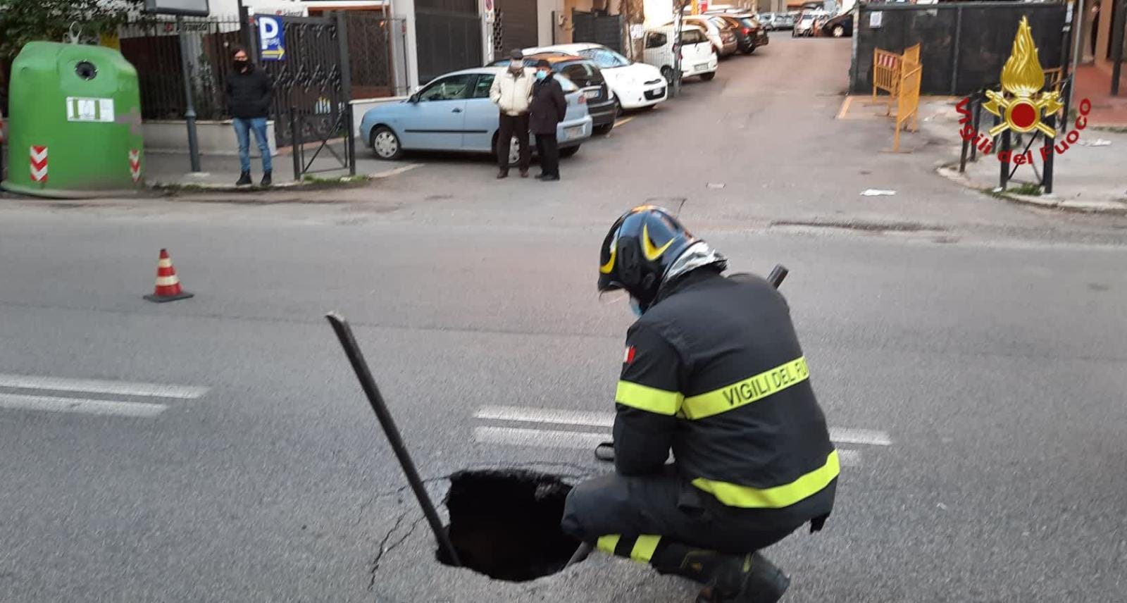 Roma, voragine in via Acqua Bullicante: tratto strada chiuso al traffico