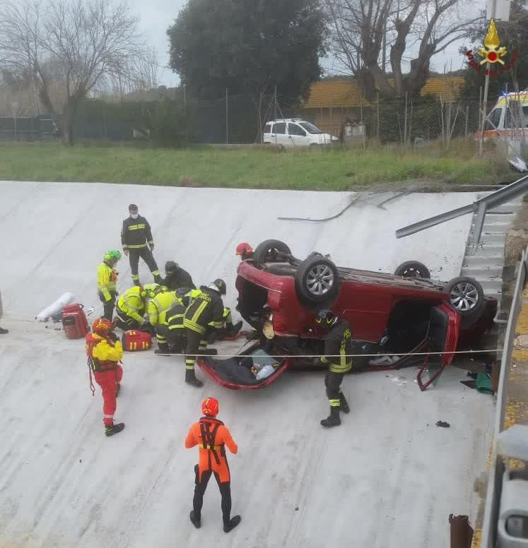 Fiumicino, finisce fuori strada con l'auto ribaltata: grave 51enne