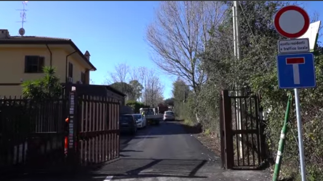 Roma, Pietralata: si "impossessano" della strada pubblica. Il Comune se la riprende