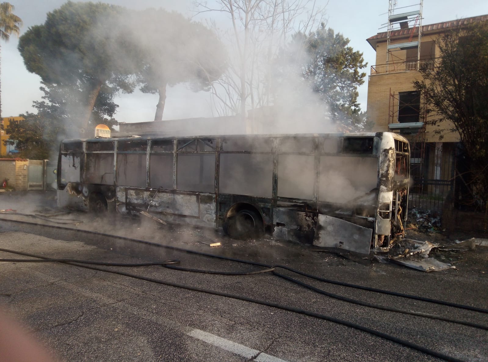 Roma, bus in fiamme su via Tuscolana: era in servizio da 17 anni