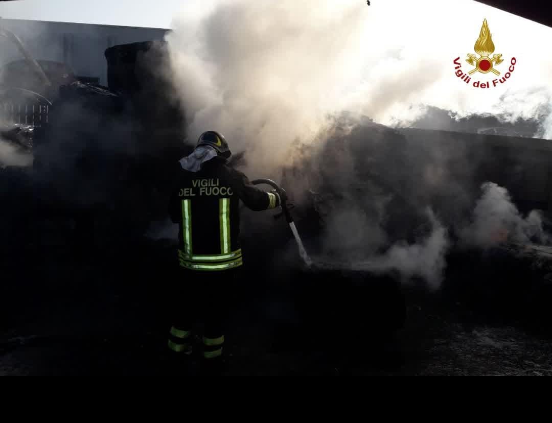 Incendio nella notte a Fiano Romano: a fuoco autodemolitore