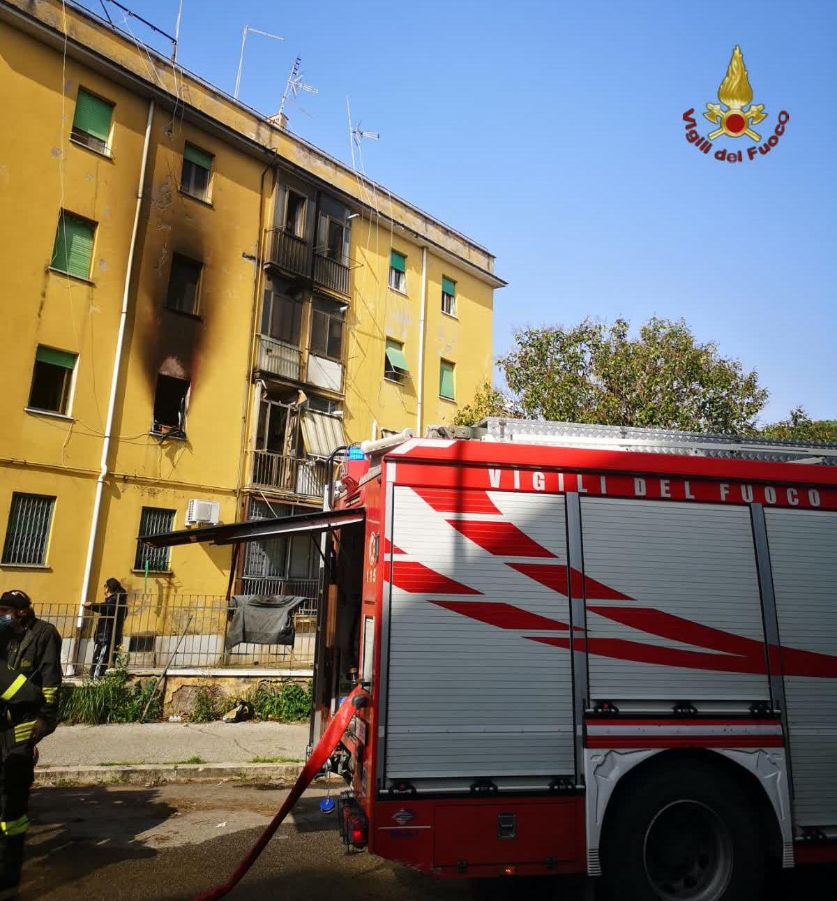 Roma, allarme in condominio per odore di bruciato: 45enne ustionato trovato cosparso di liquido infiammabile