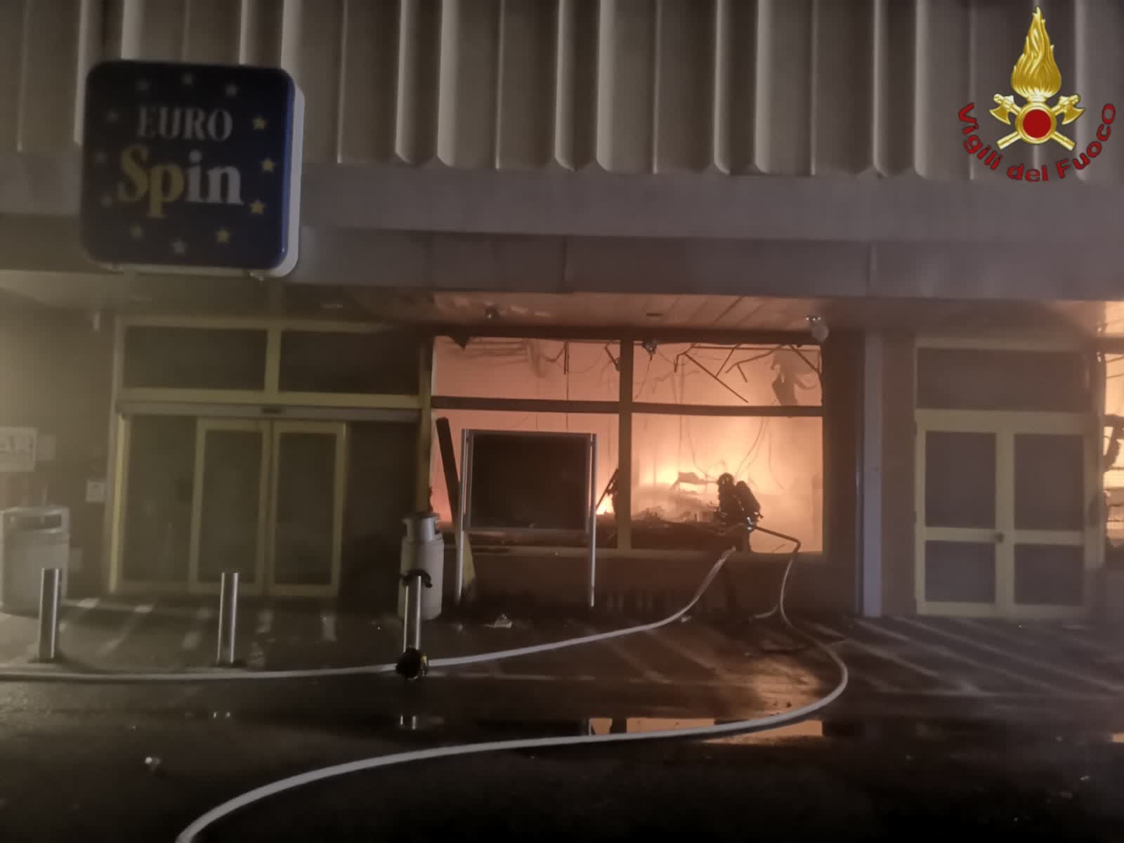Tentato furto causa incendio in supermercato, fiamme nella notte a Rignano Flaminio