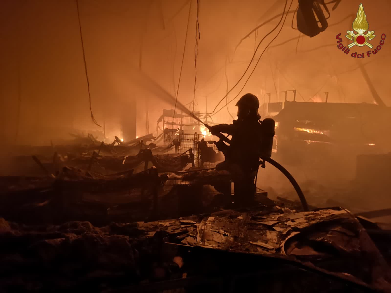 Roma, incendio in via della Maglianella: coinvolta struttura di 200mq