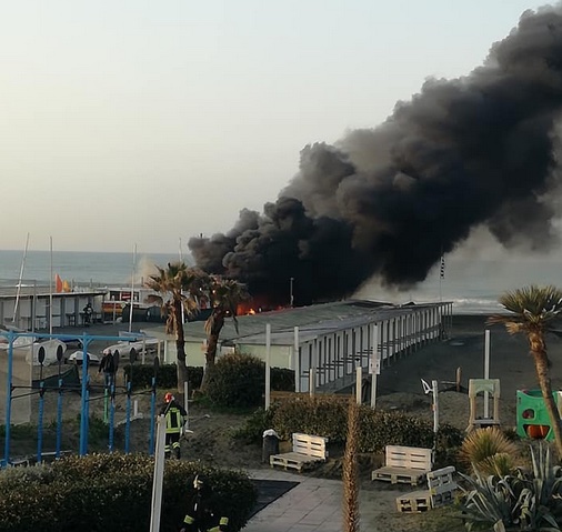Ostia, incendio in stabilimento balneare: indagini in corso