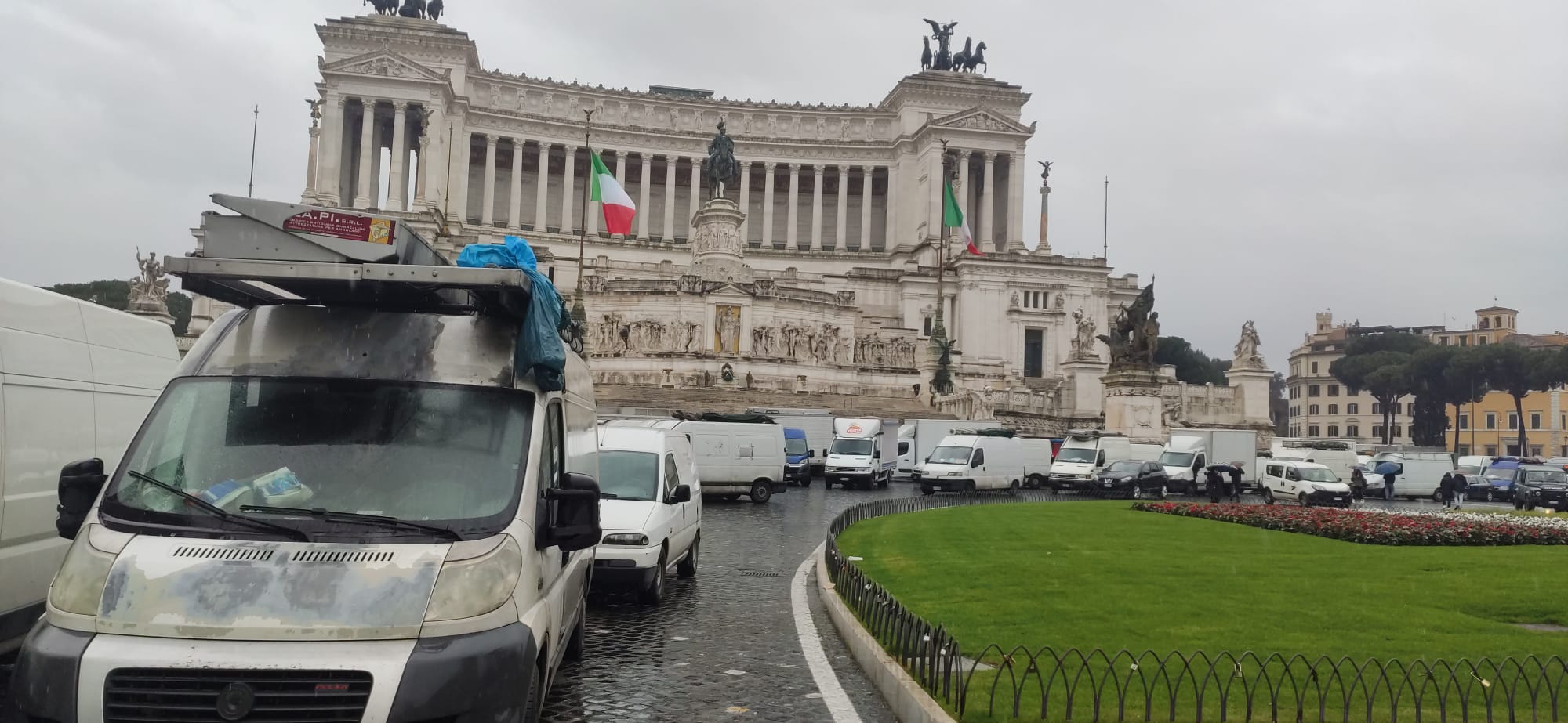 Roma, scioperi e manifestazioni: il lunedì nero della Capitale