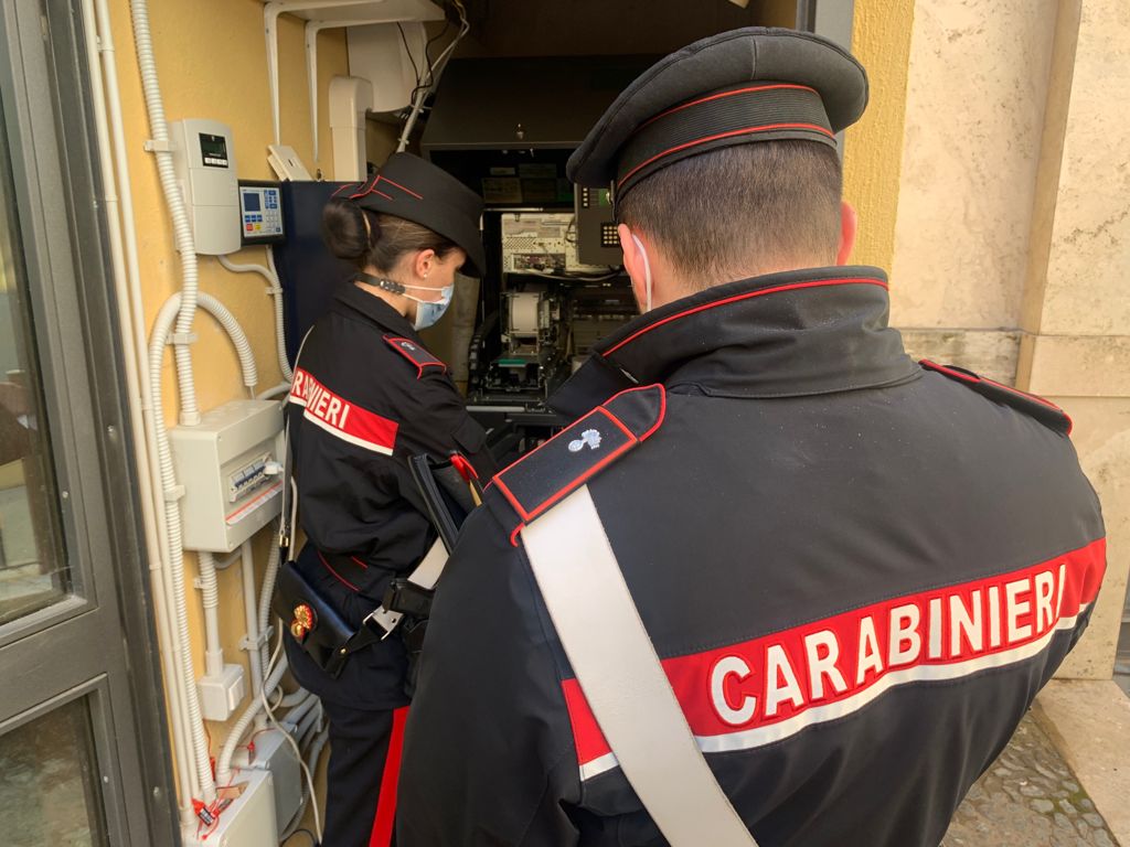Roma, tentano colpo grosso al bancomat: presi due ladri