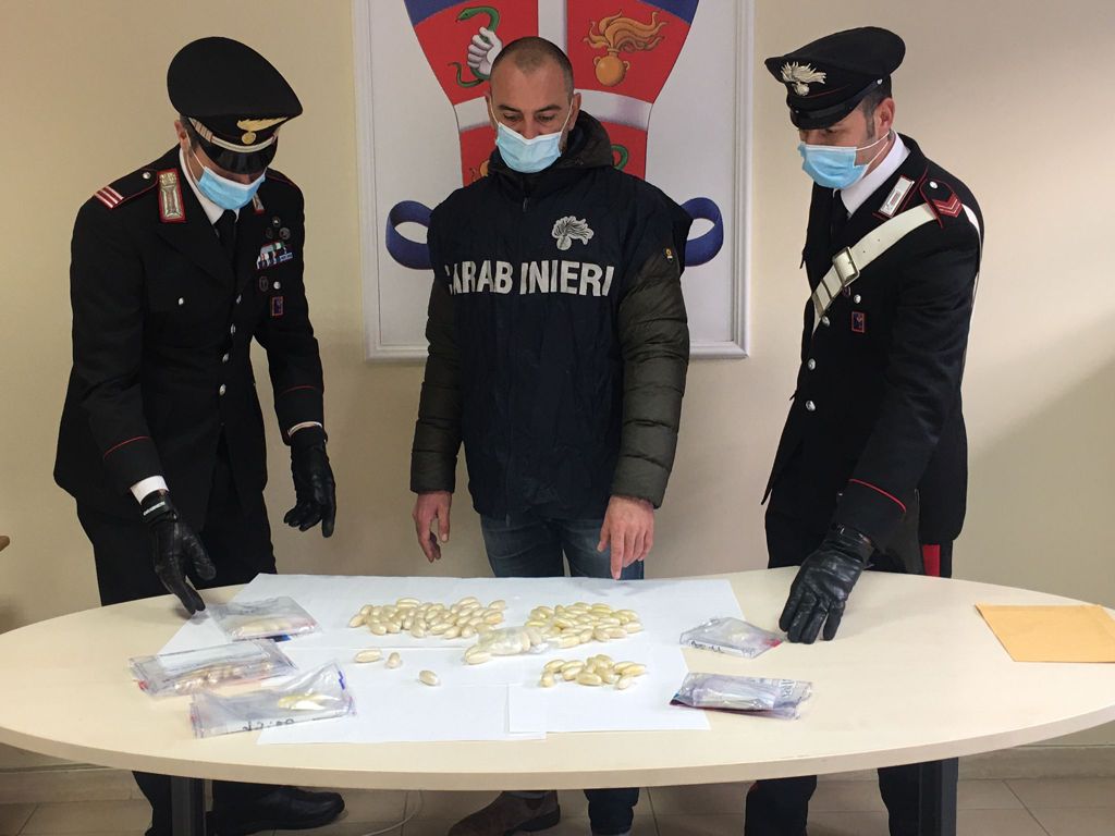 Fiumicino, corriere internazionale di eroina arrestato in aeroporto: aveva 112 ovuli nello stomaco