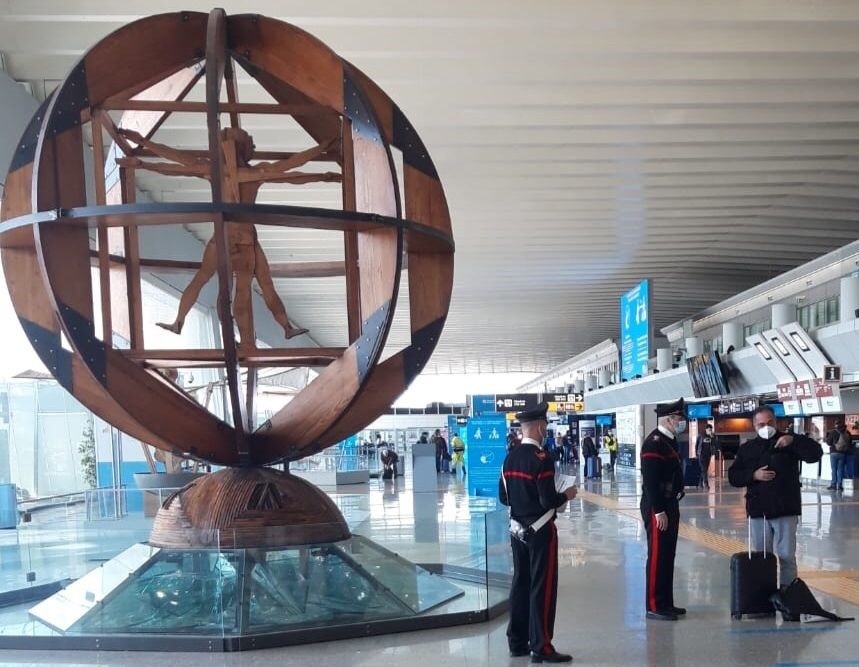 Fiumicino, falsifica certificato tampone Covid per salire in aereo: francese denunciato