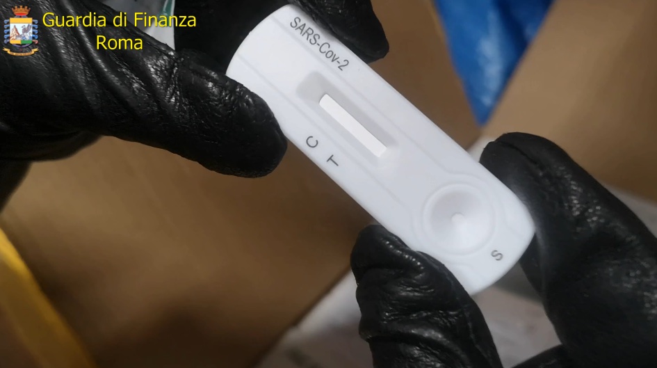 Roma, mascherine e test rapidi Covid non sicuri: sequestrati 3 milioni di prodotti