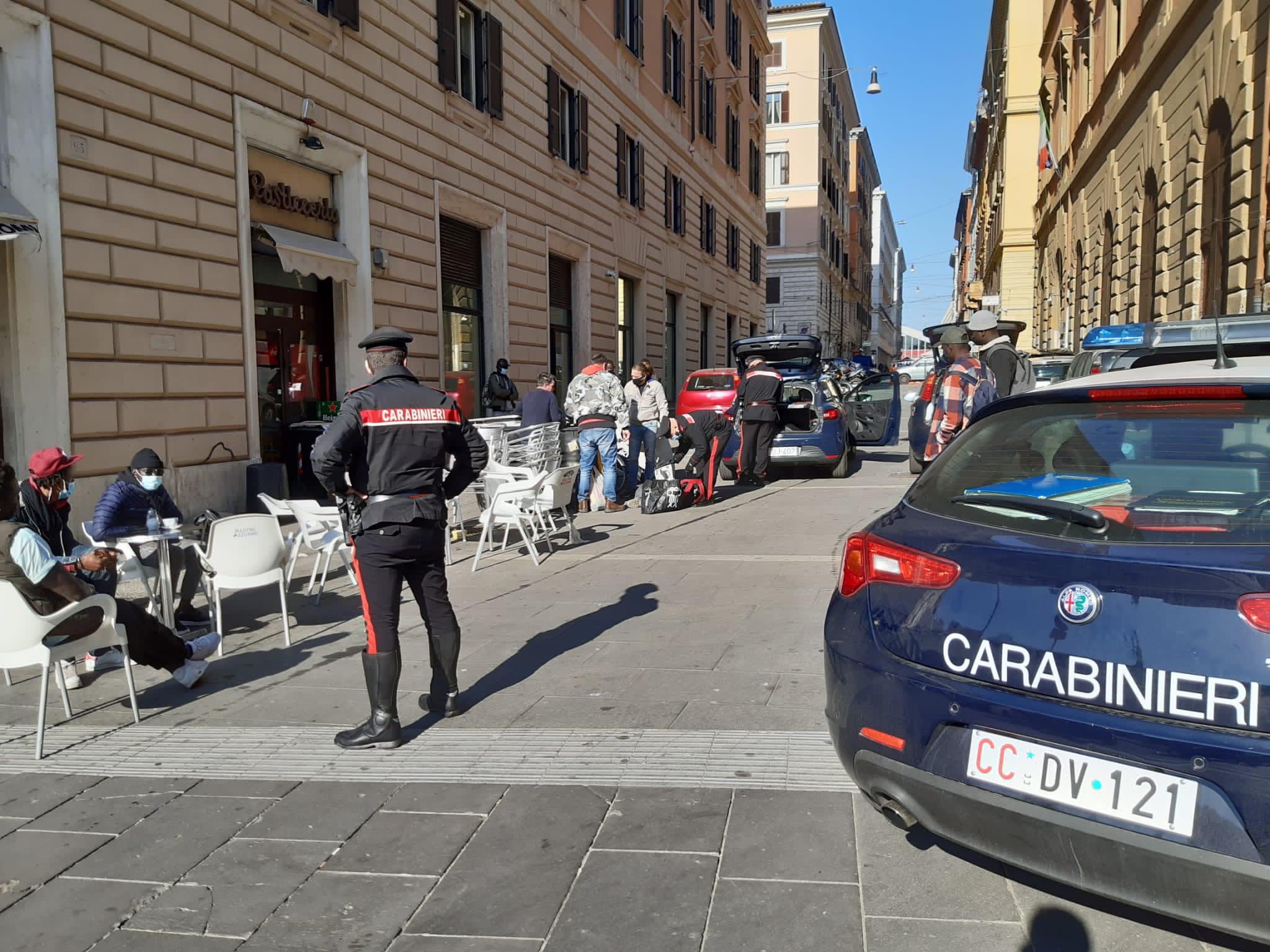 Roma, al bar senza mascherina: 10 multati e chiusura locale all'Esquilino