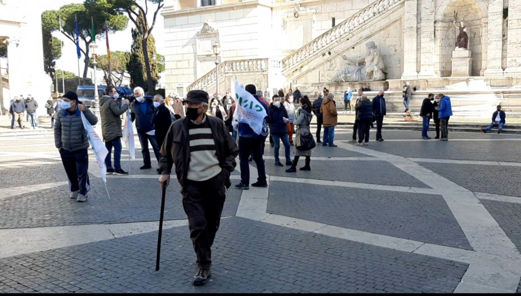 Ambulanti, le licenze andranno al bando. Lavoratori di nuovo in piazza davanti al Mise