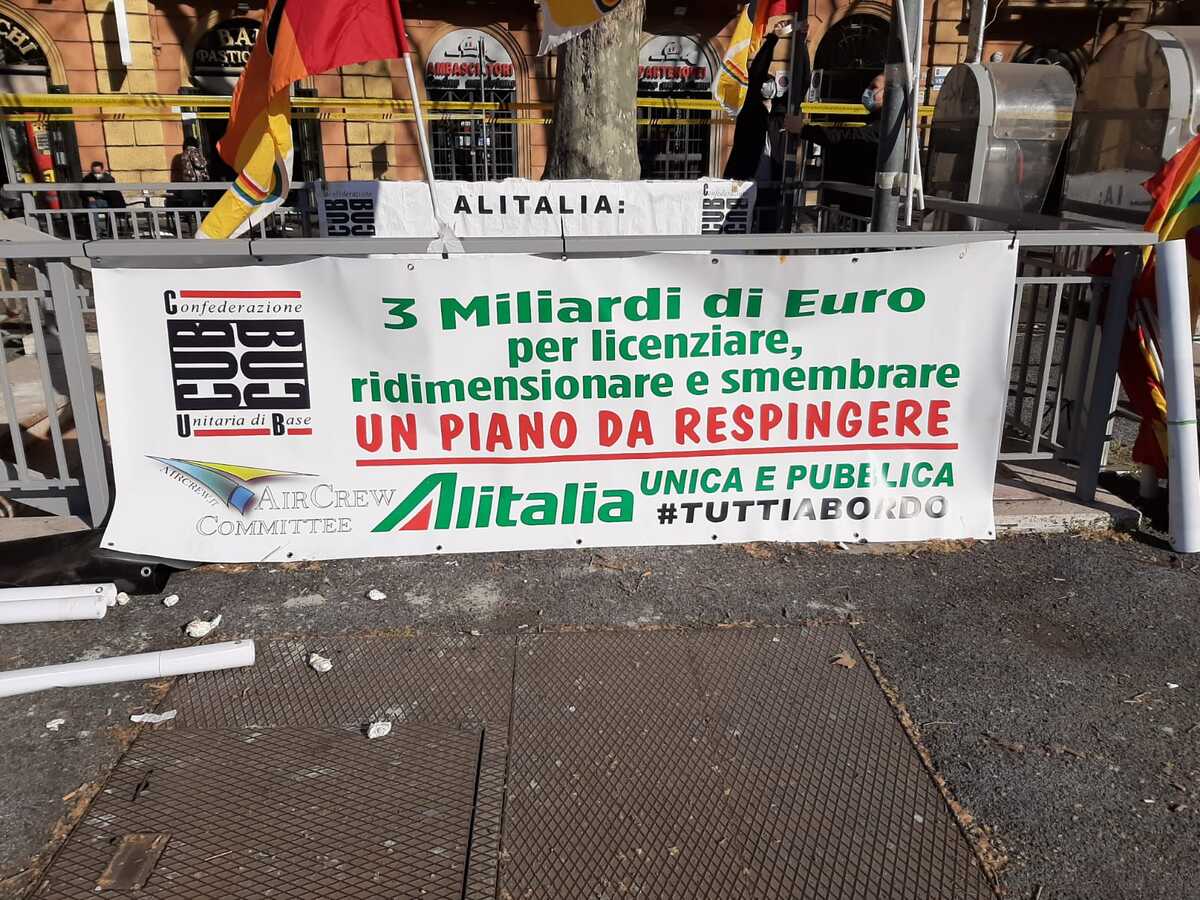 Alitalia, lavoratori in piazza: "Rilancio del settore e tutela dei dipendenti"