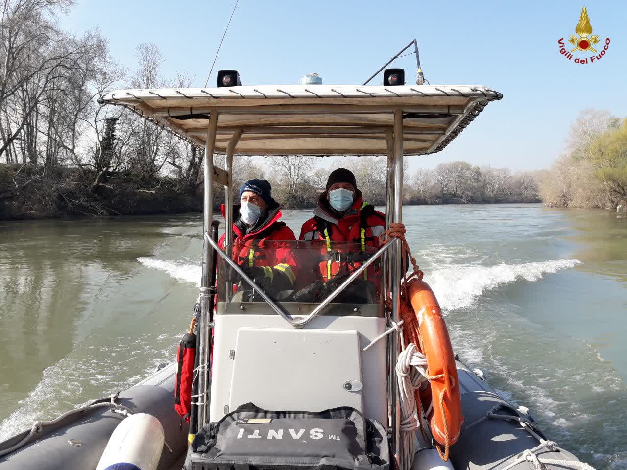 Roma, si lancia nel Tevere da Ponte Marconi: ricerche in corso