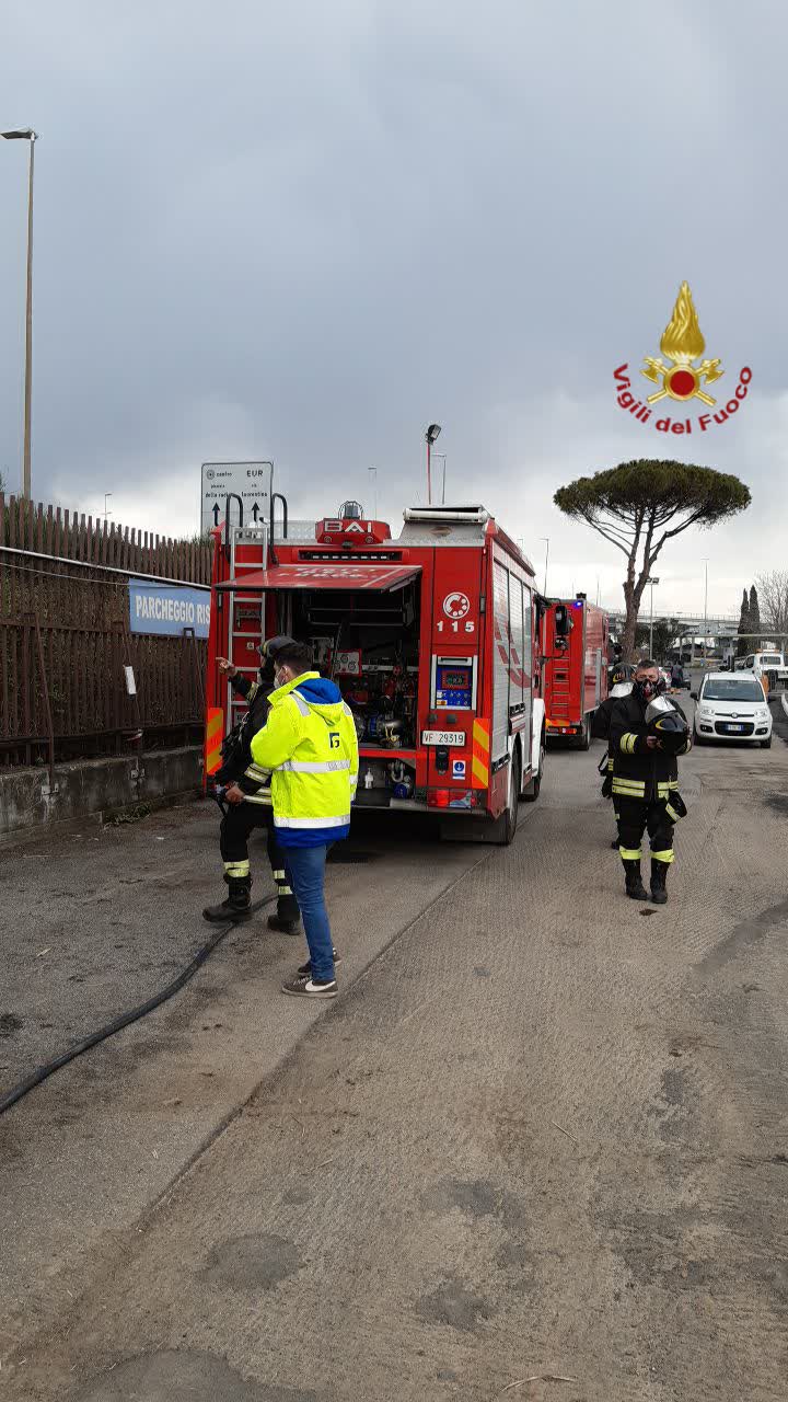 Roma, tubatura gas rotta durante lavori stradali su via della Magliana: chiusa area