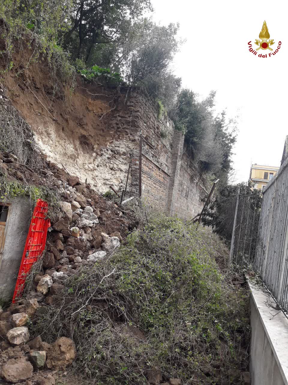 Roma, frana muro di contenimento dietro mercato rionale Flaminio I: nessun ferito