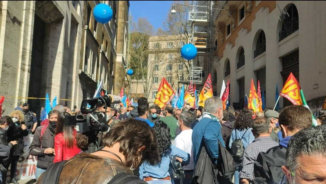 Alitalia e trasporto aereo, nuova manifestazione a Roma: occupata Piazza Venezia