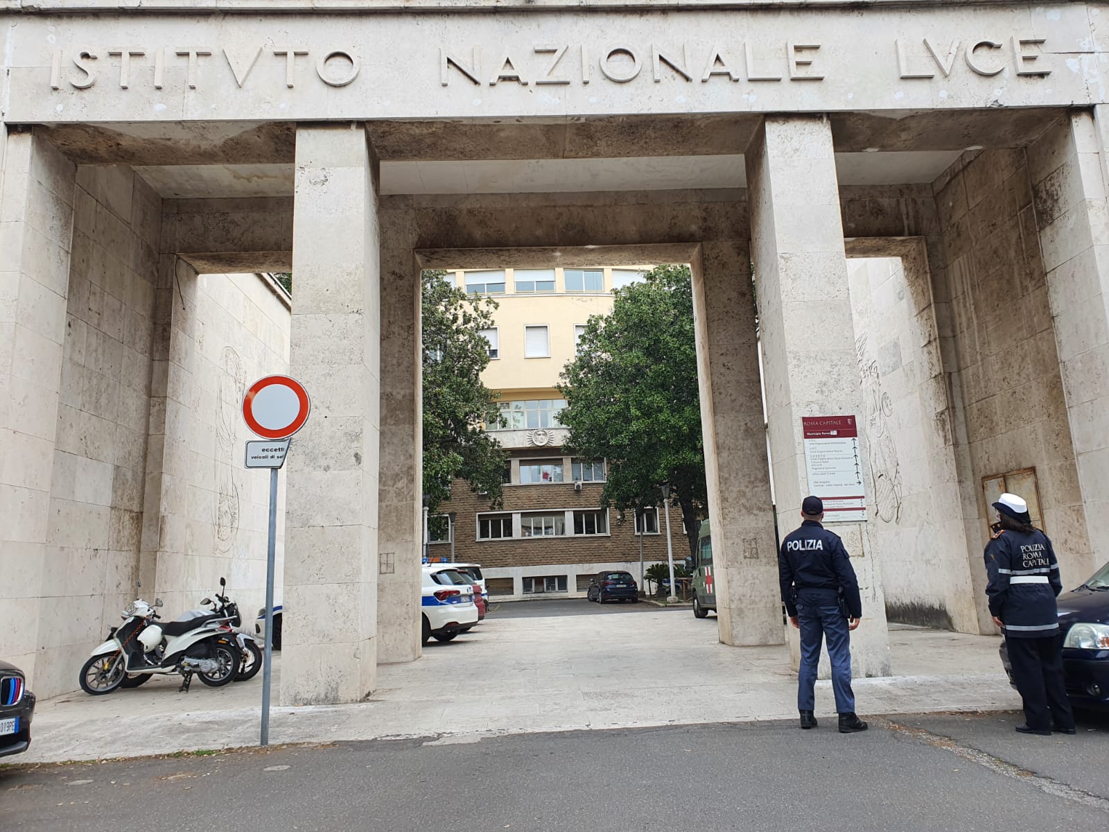 Roma, favori e lavoro ai parenti per ottenere licenze commerciali: indagati dipendenti pubblici e geometra