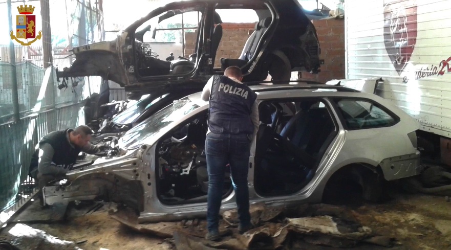 Mercato nero dei ricambi a Roma: smontavano auto rubate e vendevano i pezzi all'estero