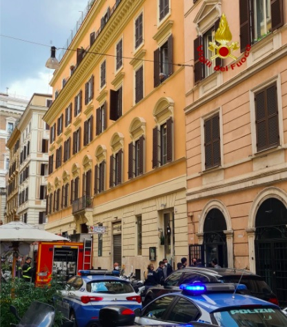 Roma, incendio canna fumaria pizzeria in centro: nube di fumo