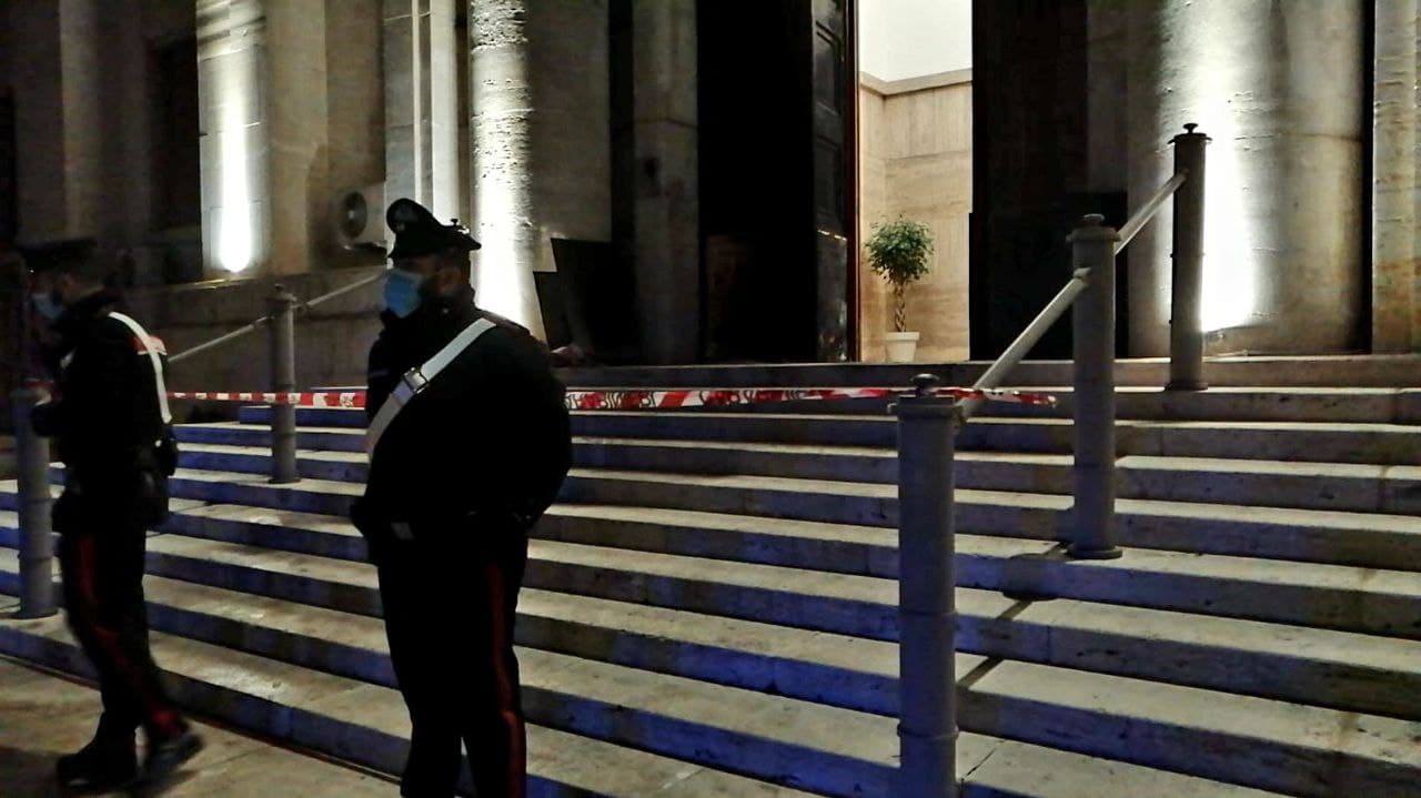 Roma, incendiato portone Istituto Superiore di Sanità. Speranza: "Atti intimidatori inaccettabili"