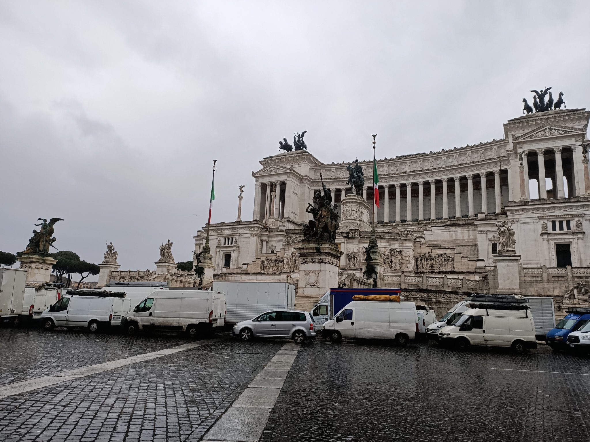 Protesta ambulanti a Roma: 150 furgoni bloccano piazza Venezia "contro la Raggistein"