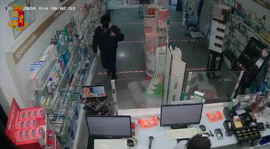 Roma, arrotondava il reddito di cittadinanza con le rapine: "Ti taglio il viso" la minaccia alle dipendenti donne