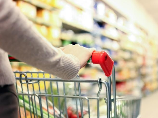 Catena supermercati vendeva cibi scaduti da anni: 6 tonnellate sequestrate tra Roma e Latina
