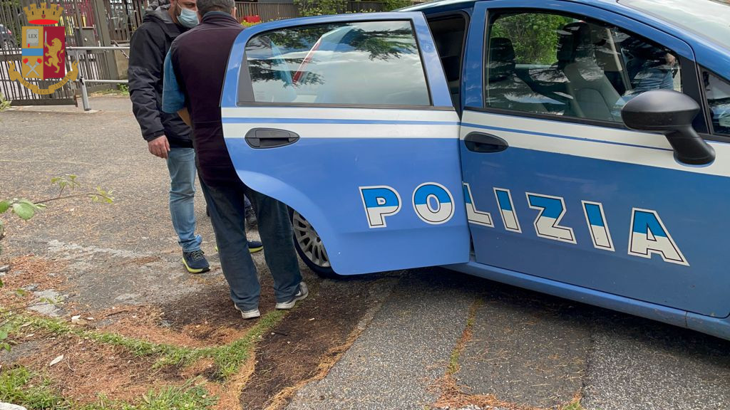 Roma, tocca e si struscia su una ragazzina dentro la scuola: bidello arrestato