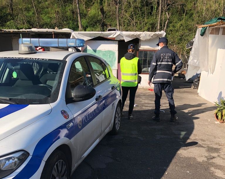 Roma, controlli nel campo nomadi di via Candoni: sequestrati picconi e attrezzi da scasso