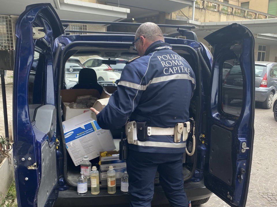 Roma, farmaci scaduti nella differenziata: denunciati svuota cantine e medico che li ha chiamati
