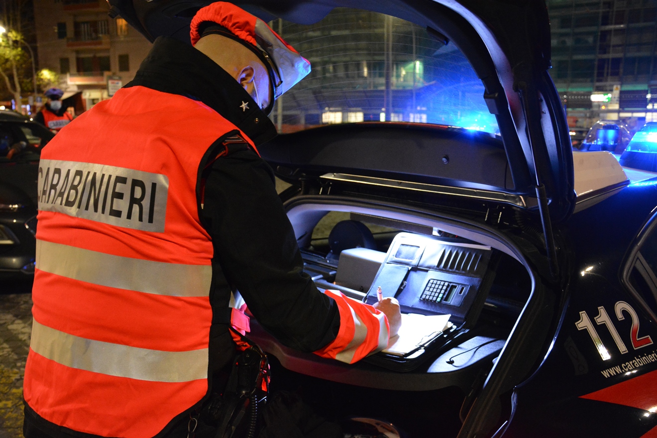 Malamovida, in auto con mazza di ferro e coltello: straniero denunciato a Monterotondo