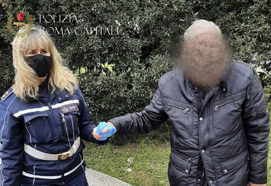 Roma, via dall'ospedale per riabbracciare il suo barboncino: 60enne trovata in strada in pigiama