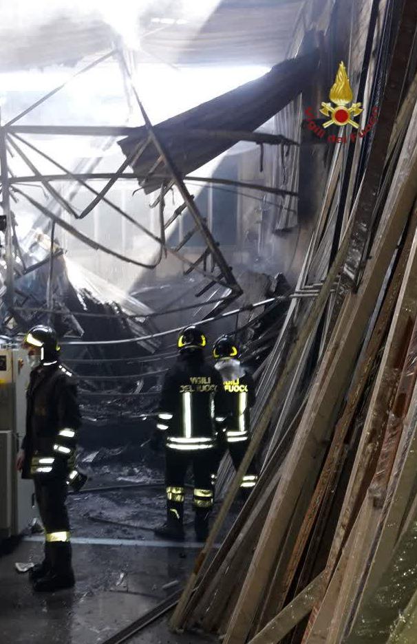 Roma, fiamme in capannone industriale a Fiano Romano: nessun ferito