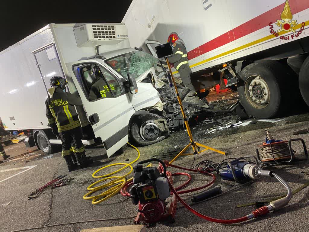 Roma, scontro tra camion sulla Nettunense: 2 feriti estratti dalle lamiere a Lanuvio