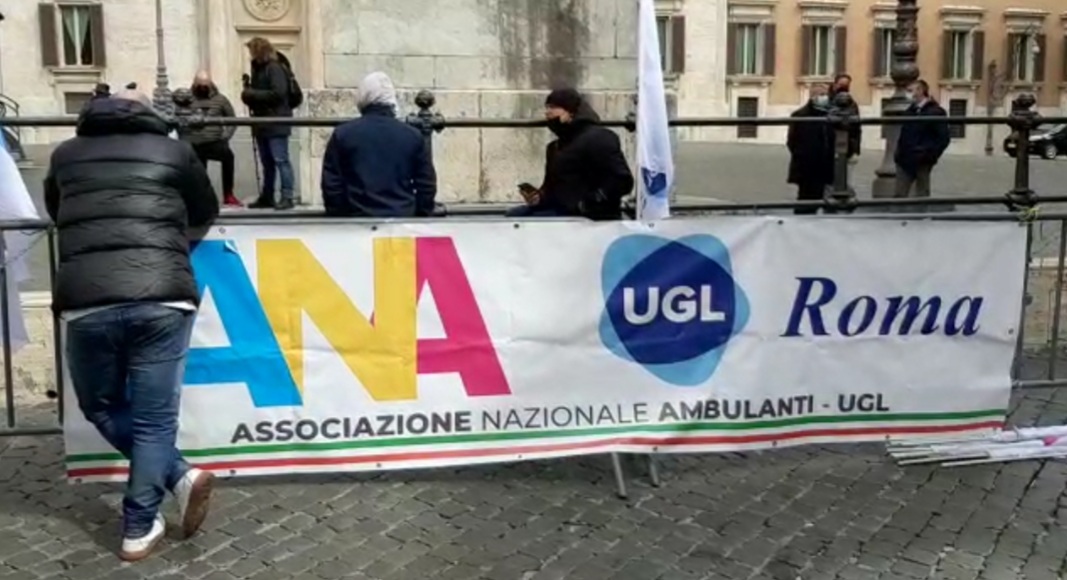 Roma, presidio davanti a Montecitorio degli ambulanti contro le chiusure. Ana: "Ristori o riaperture"