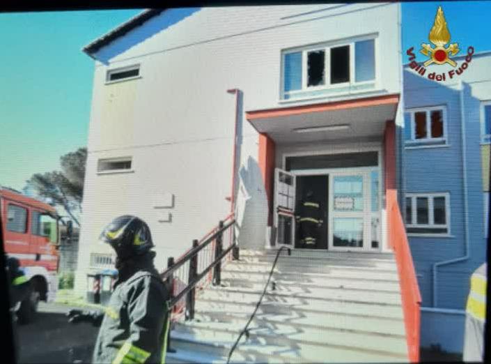 Roma, fiamme in una scuola alla Giustiniana: bambini evacuati