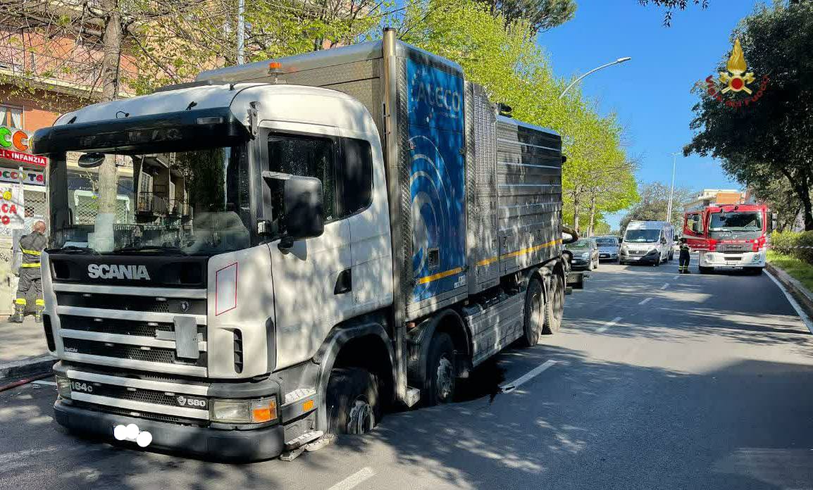 Roma, camion sprofonda dentro voragine in via dei Colli Portuensi: chiuso tratto strada