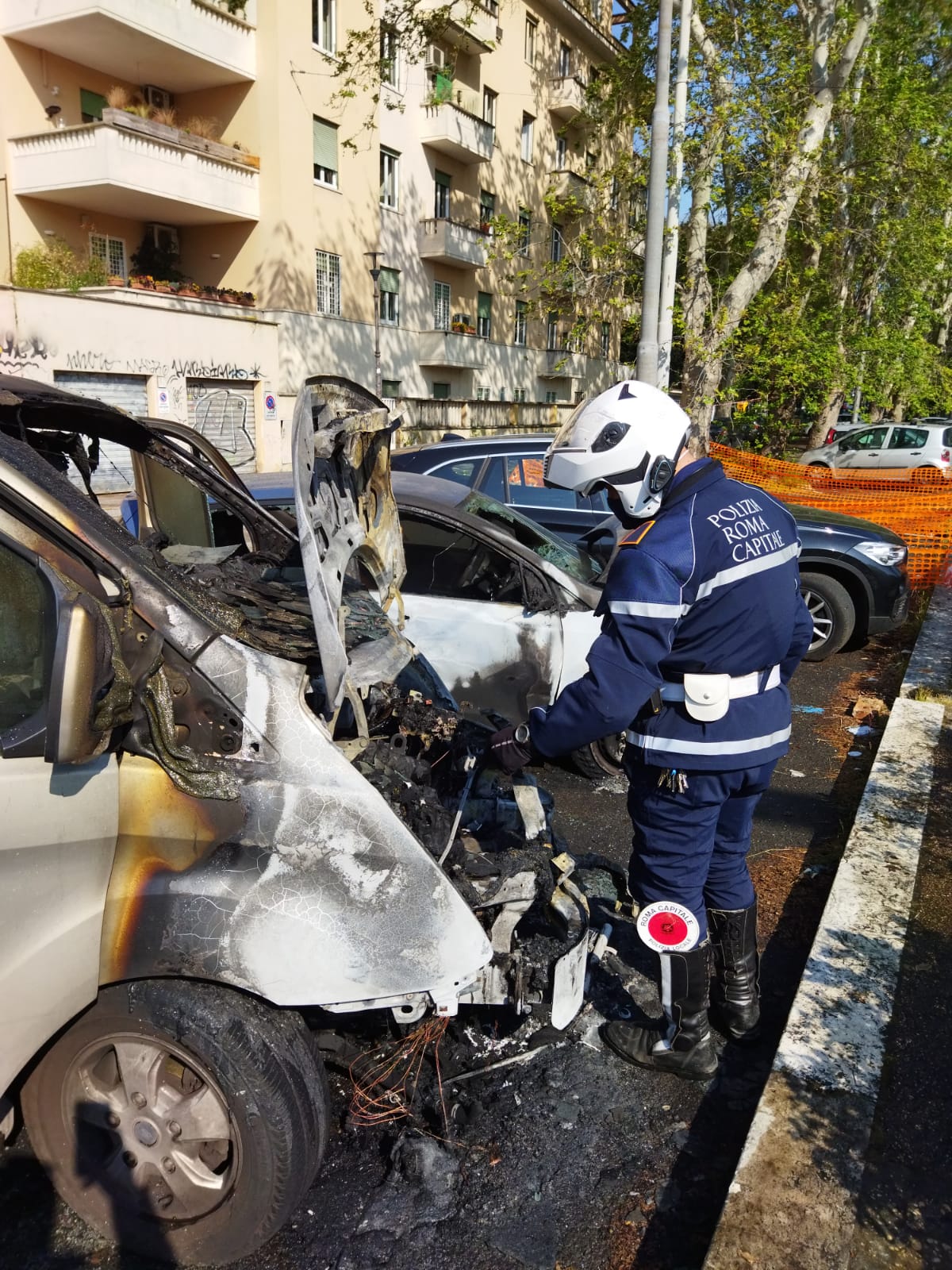 Roma, furgone e auto in fiamme al Flaminio: nessun ferito