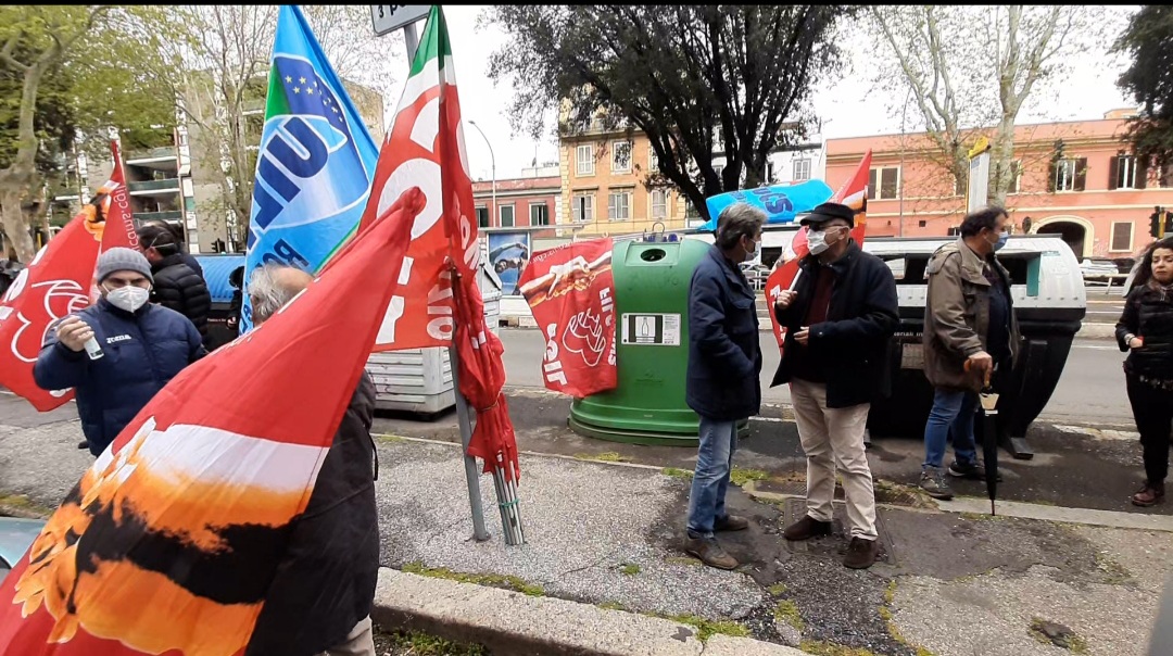 Roma, presidio lavoratori Farmacap: "Stipendi a rischio. Piano di risanamento economico immediato"