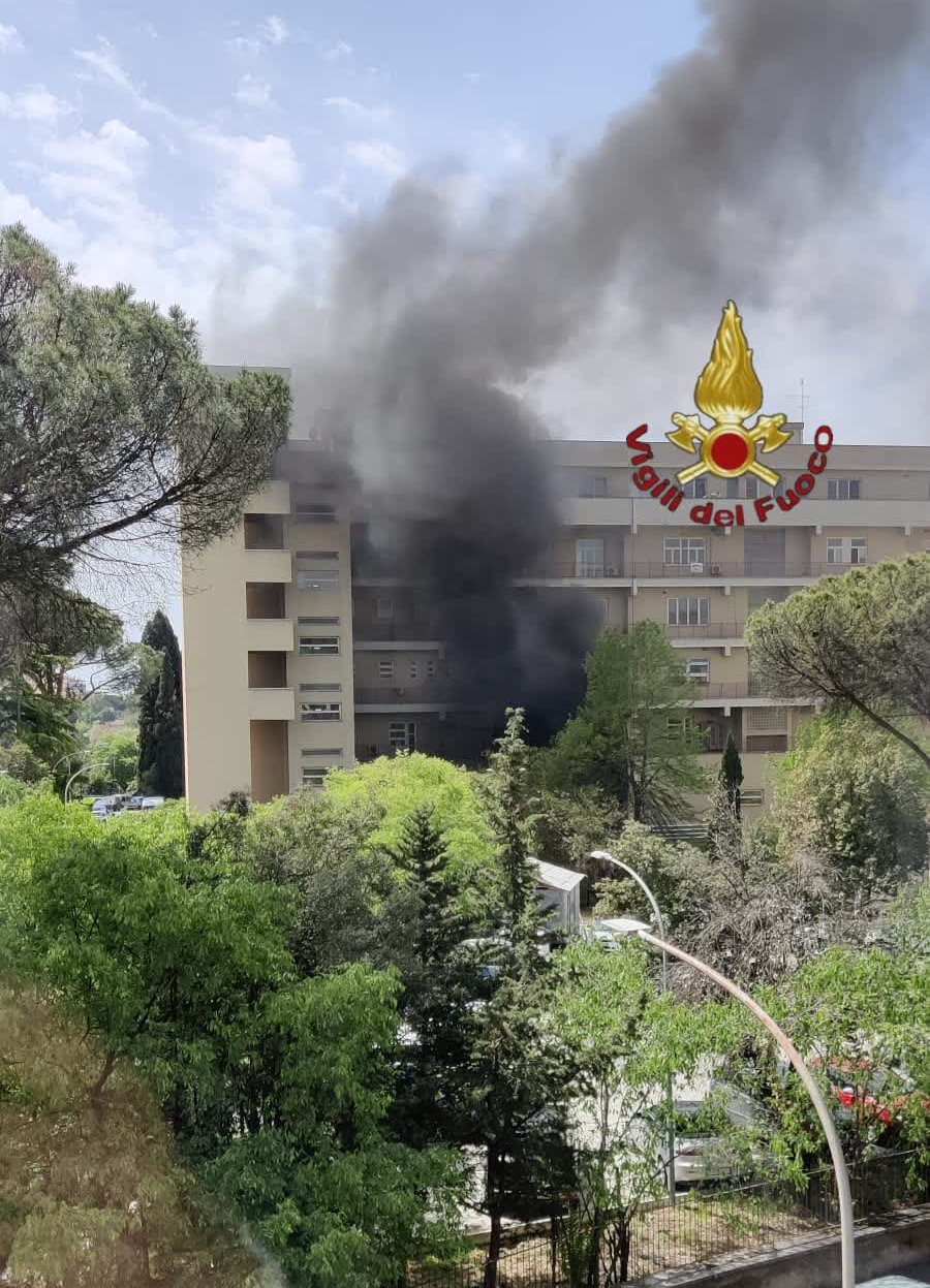 Roma, incendio e colonna di fumo nel giardino dell'ospedale: verifiche su pazienti