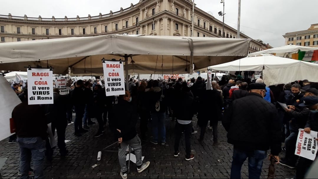Roma, presidio ambulanti a piazza della Repubblica: "No alla messa al bando delle licenze"